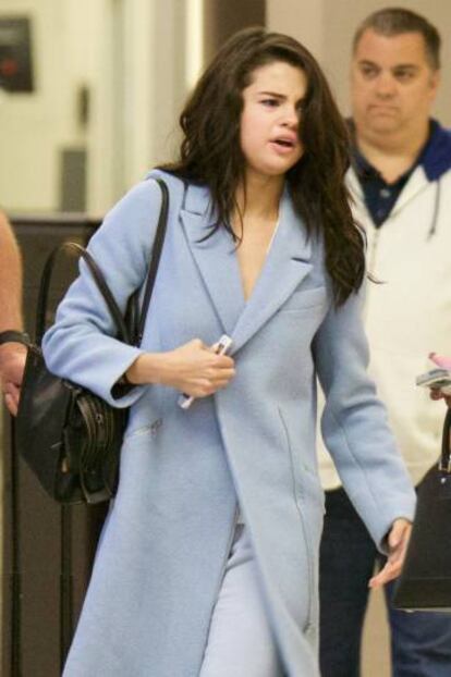 Esta es la foto que ha alarmado a los seguidores de Selena Gomez. Está tomada el 1 de marzo de 2017 en el aeropuerto de Atlanta.