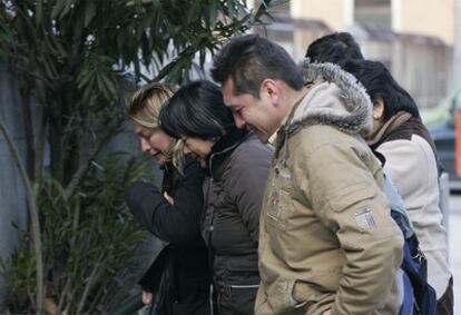 Familiares del hombre apuñalado en una discoteca de la calle Leganitos en 2009.