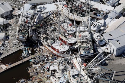 Barcos destrozados en Fort Myers Beach tras el paso del huracán. El Centro Nacional de Huracanes ha advertido del peligro en las zonas del este de Carolina del Sur, Carolina del Norte, Georgia y Florida por el paso de 'Ian'.