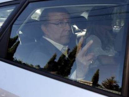 El empresario José Maria Ruiz Mateos, junto a su hija Begoña Ruiz-Mateos, en uno de los dos vehículos en los acudieron los agentes de la Policía de Pozuelo para proceder a su detención en su domicilio familiar de Somosaguas.