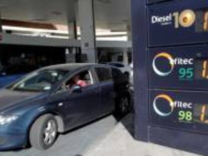 Panel de precios en una gasolinera de Madrid. EFE/Archivo