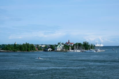 Vista desde el ferri que une el puerto de Helsinki y la isla Vallisaari.