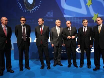 De izquierda a derecha, Pedro Luis Uriarte, Guillermo de la Dehesa, Javier Solana, Victoriano Susperregui y Jesús Alberdi, Mario Fernández y Juan José Toribio.