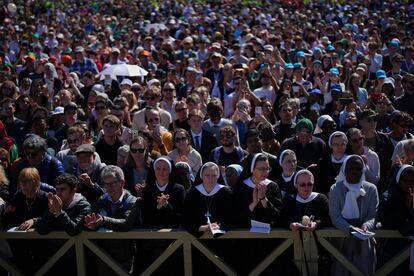 Religiosos y fieles asisten al funeral del papa Francisco en el Vaticano. 
