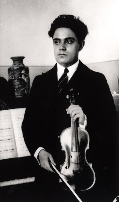 Silvestre Revueltas posa con un violín en un retrato de estudio. Austin, Texas. 1917.