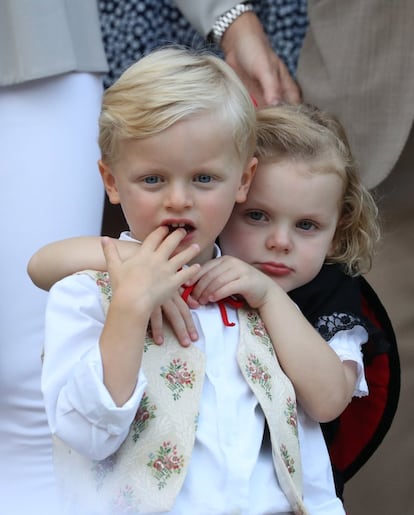 Los hijos de los príncipes son dos niños muy rubios, como sus padres.