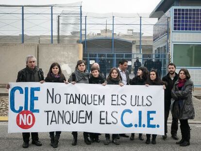 Diputados y miembros de ONG, ayer ante las instalaciones del CIE de la Zona Franca.