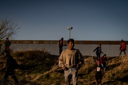 Impulsados por el rumor de que las autoridades estadounidenses les abrirían las puertas ante lo ocurrido en Juárez, cientos de migrantes llegaron a EE UU a exigir asilo. Sin embargo, la Patrulla Fronteriza les negó el acceso y los regresó a territorio mexicano. En la imagen, un grupo de migrantes frente al muro fronterizo que separa a México y Estados Unidos. 