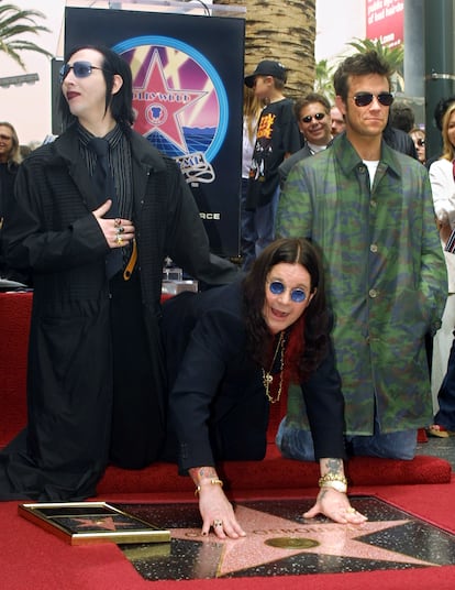 El rockero británico junto a Marilyn Manson y Robbie Williams cuando recibió su estrella en el Paseo de la Fama de Hollywood, en 2002.