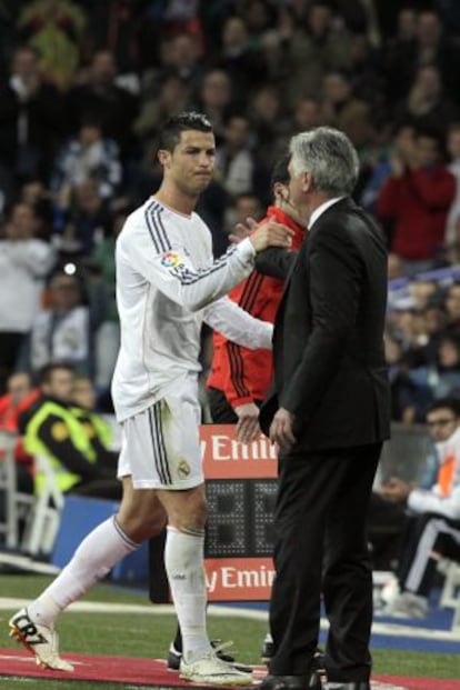 Ronaldo se saluda con Ancelotti tras ser sustituído