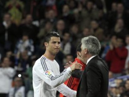 Ronaldo se saluda con Ancelotti tras ser sustitu&iacute;do