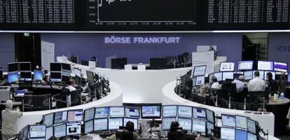 Un grupo de operadores en la Bolsa de Fráncfort este lunes.