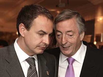 El presidente del Gobierno, José Luis Rodriguez Zapatero conversa con el presidente de Argentina, Néstor Kirchner durante la XVI Cumbre Iberoamericana, que se celebra en Montevideo.