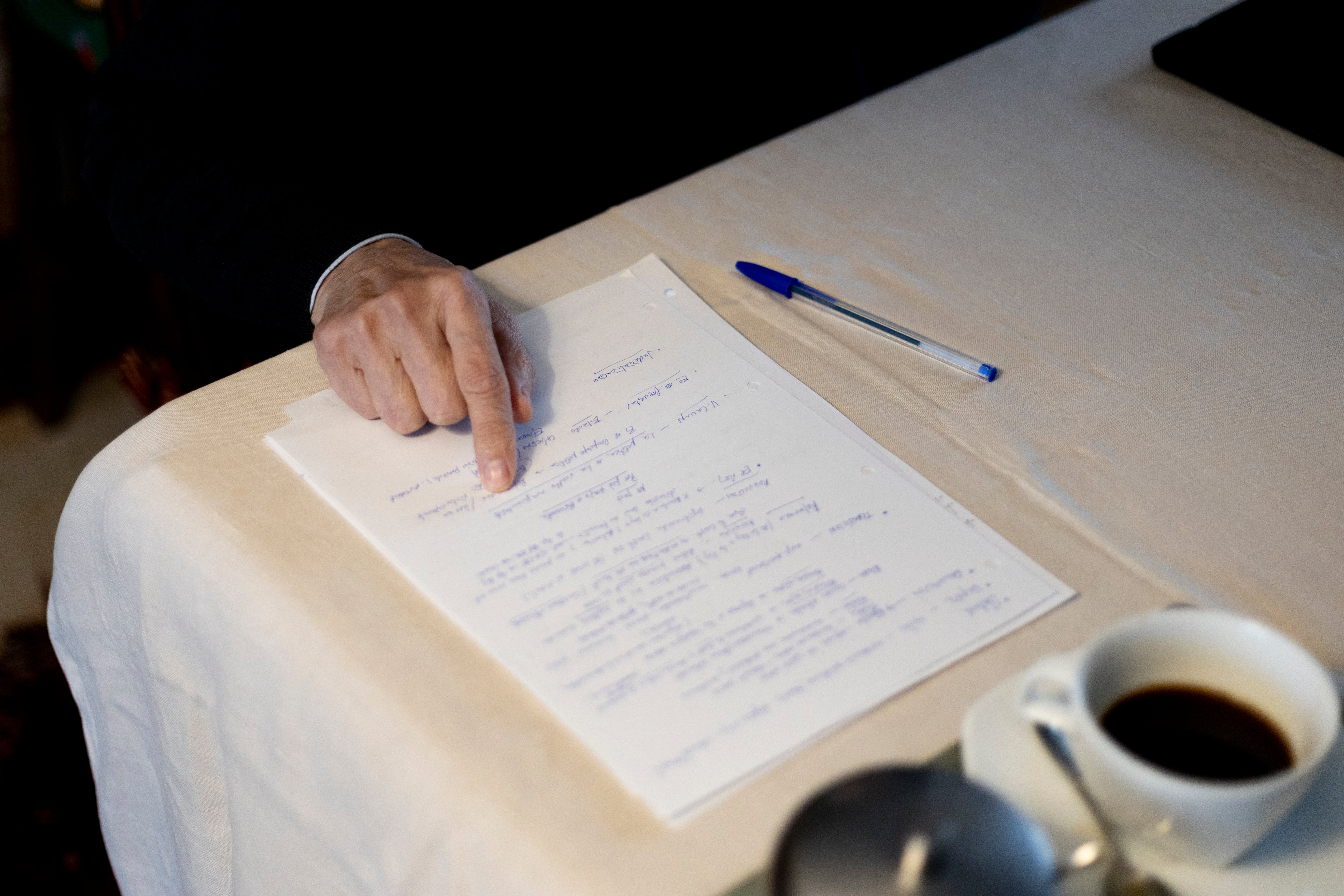 José Antonio Griñán revisa unos apuntes durante la entrevista.