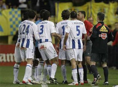 Los jugadores del Recreativo protestan al colegiado González Vázquez tras el gol polémico del Villarreal.