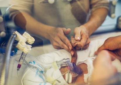 Un bebé prematuro en el servicio de neonatología.