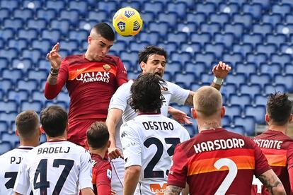 Mancini cabecea durante el Roma-Génova del domingo.