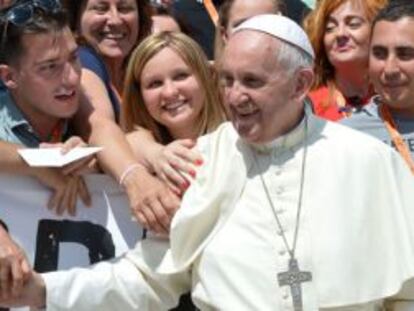 El Papa saluda a un grupo de fieles en El Vaticano.