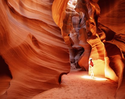 Uno de los paisajes más llamativos y fotografiados del mundo es este estrechísimo cañón en el suroeste de navajoantelopecanyon. <br><br> El desfiladero es uno de los ejemplos más llamativos de cómo las fuerzas de la naturaleza pueden llegar a moldear la roca, como si se tratara de un material blando y maleable. El viento y el agua han tallado la arenisca rojiza creando unas formas de belleza casi sobrenatural en las que las luces y sombras consiguen un juego óptico extraordinario. Cuando los rayos del sol caen a través de las aberturas del cañón e iluminan las paredes onduladas, todo adquiere unos sorprendentes tonos dorados, rosáceos o anaranjados, lo que converge en un espectáculo de luz y colores. Para los indios navajos este es un lugar sagrado. Son ellos quienes conducen a los visitantes a la parte alta del cañón, conocida como 'Tsé bighánílíní' ("donde el agua fluye a través de las rocas"), o a la parte baja, llamada 'Hasdestwazi' ("arcos de roca en espiral"). A la primera se accede con bastante facilidad, mientras que la última destaca por sus asombrosas formaciones, escondidas bajo tierra, como en un lugar de otro mundo, accesible solo a través de escaleras empinadas y estrechos pasajes de roca. Todo un festival de pasillos arenosos en los que no conviene adentrarse sin la orientación de un experto. Por desgracia, hace mucho que desaparecieron los antílopes que antaño pastaban junto al cañón y que le dieron su nombre.