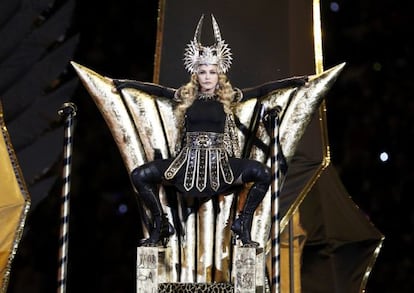 Madonna durante un momento de su actuación en la Super Bowl