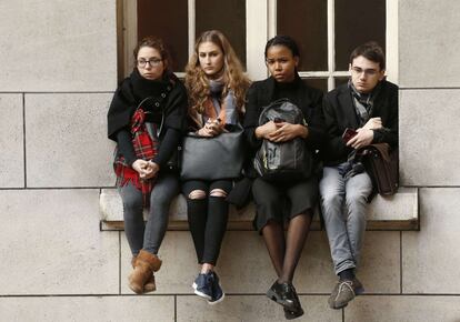 Estudantes da Universidade de Sobornne em Paris durante o minuto de silêncio.