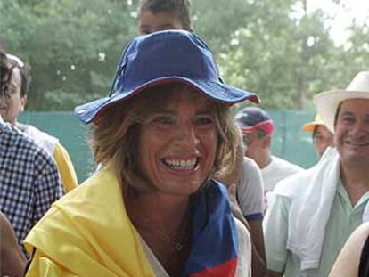 Ana Botella, cubierta con un sombrero y un pañuelo ecuatorianos, en la Casa de Campo.