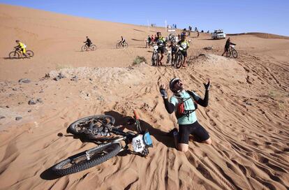 Un competidor reacciona después de cruzar la duna durante la cuarta etapa entre Boumalne Dades y Merzouga (Marruecos), el 2 de mayo de 2018.