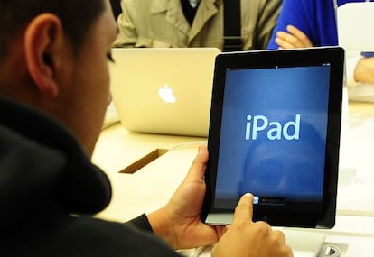 Un cliente inspecciona un iPad en una tienda Apple de Nueva York.