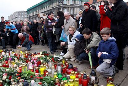 Ciudadanos polacos depositan velas, flores y otras ofrendas ante el Palacio Presidencial de Varsovia (Polonia) como muestra de duelo por la muerte en accidente aéreo del presidente polaco Lech Kacynski