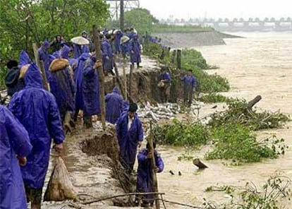 Voluntarios construyen una represa en el río Lushui, afluente del Yangtsé
, para contener la crecida de las aguas.