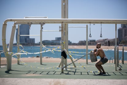 Un hombre hacer ejercicio en el gimnasio al aire libre que se abrirá a la práctica deportiva la semana que viene.