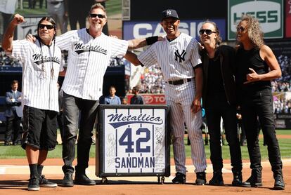 La banda de rock Metallica posa junto al jugador de béisbol Mariano Rivera durante un homenaje.
