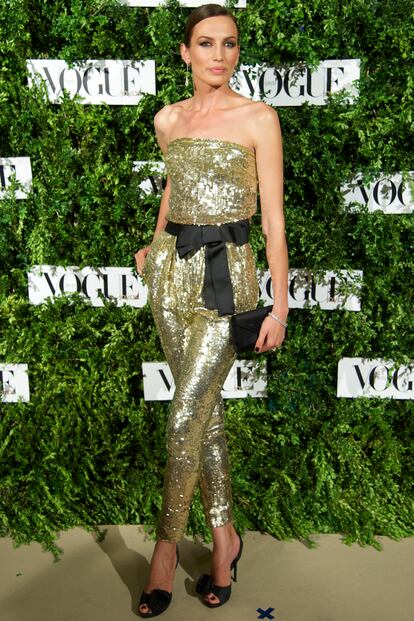 Es una de las que mejor elige los looks para cada cita. Como no podía ser de otra manera, Nieves escogió un mono joya dorado palabra de honor con maxi lazo negro para los Premios Joya que organiza la revista Vogue.