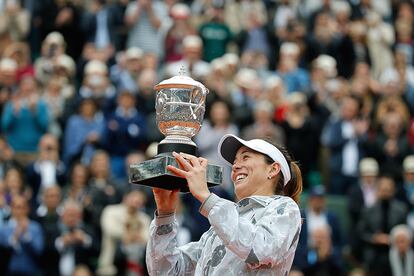 Garbiñe Muguruza levanta el trofeo en la final de Roland Garros.