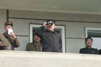 Kim Jong-un asiste a un simulacro militar entre la Gran Unidad Combinada 526 del Ejército del Pueblo Coreano y la Unidad Combinada KPA 478, en un lugar no revelado. Fotografía sin fechar, publicada por la KCNA el 24 de octubre de 2014.