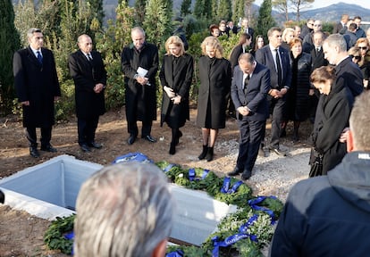 Los reyes Felipe VI y Letizia junto a las infantas Elena y Cristina, ante la tumba de Constantino II de Grecia, este lunes en el palacio de Tatoi, en la capital griega.