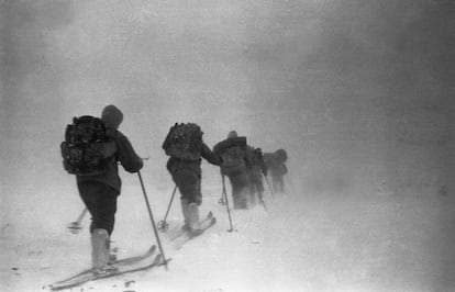 El equipo de esquiadores que falleció en el llamado 'caso del paso de Diátlov' se abre paso a través de la nieve en los montes Urales (Rusia), poco antes de su muerte.