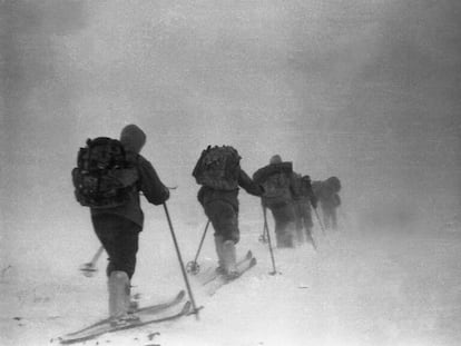 Os excursionistas do incidente do passo Diatlov abrem caminho através da neve em 1º de fevereiro de 1959. Esta foto provavelmente foi tirada dias antes da sua morte.