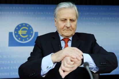 La actuación del presidente del BCE, Jean Claude Trichet, logra taponar el ataque contra la deuda soberana, pero el futuro del área euro sigue en entredicho.