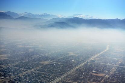 Fotografa area en la que se aprecia como un manto de niebla se cierne sobre la ciudad de Kabul. La contaminacin del aire en la ciudad rodeada de monta?a se hace sentir con mayor severidad en los meses de oto?o e invierno. De acuerdo con un informe del Banco Asitico de Desarrollo, el nivel de contaminacin del aire registrada en la ciudad se estima para dar lugar a un "exceso de mortalidad anual" de 2287 en la ciudad.