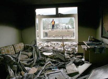 Una habitación destrozada del hotel Marriott de Islamabad.