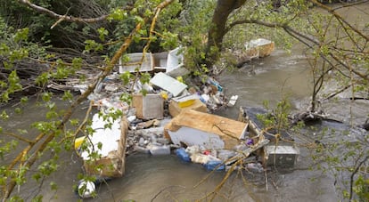 Basura acumulada en el río Guadarrama, a la altura de Batres.