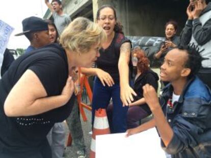 Durante um travamento na marginal Tietê, na semana passada, alguns motoristas se irritaram com o tráfego bloqueado e desceram do carro para discutir com os estudantes.