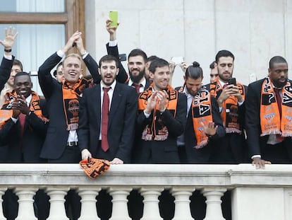 El entrenador del Valencia Basket, Pedro Mart&iacute;nez, saluda junto al equipo durante la recepci&oacute;n ofrecida a la plantilla en el Ayuntamiento de Valencia.