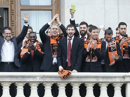 El entrenador del Valencia Basket, Pedro Martínez, saluda junto al equipo durante la recepción ofrecida a la plantilla en el Ayuntamiento de Valencia.