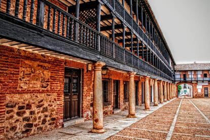 Fachada de la Hospedería Santa Elena, en San Carlos del Valle (Ciudad Real).