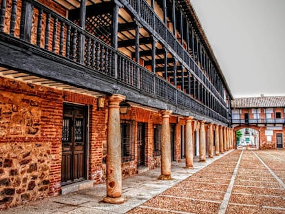 Fachada de la Hospedería Santa Elena, en San Carlos del Valle (Ciudad Real).