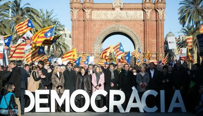 Artur Mas, Joana Ortega i Irene Rigau, amb els membres del Govern.