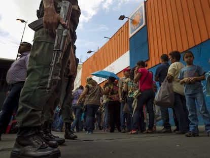 Fila na porta de um supermercado na Venezuela