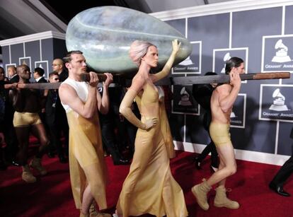 <p><strong>Cuándo.</strong> En los Grammy de 2011.</p> <p><strong>Por qué.</strong> Porque, puestos a innovar, nada más revolucionario que pisar una alfombra roja sin pisarla en absoluto. En aquella época Lady Gaga estaba en plena reivindicación de la moda conceptual, y decidió dar un golpe de efecto presentándose en la gala encerrada en un huevo gigante llevado en parihuelas por un cortejo de modelos vestidos de látex. Todo el conjunto (el huevo, la ropa y lo demás) lo firmaba Hussein Chalayan, el diseñador extraterrestre por excelencia. Y si repasamos los 'looks' de Gaga en aquellos turbulentos años, el famoso vestido de carne palidece ante esta marcianada.</p>